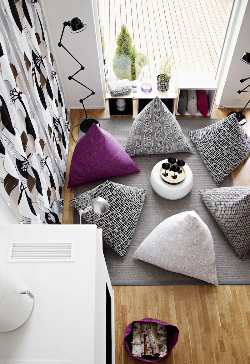 ensemble de poufs géants dans le salon de design contemporain pouf géant poire-lampadaires-accordeon-pied-articule-salon-moderne