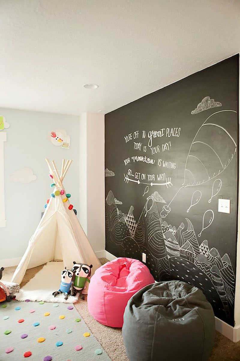 chambre d'enfant avec peinture tableau noir, tapis original, tipi indien et poufs sympas pouf-geant-tissu-rose-gris-anthracite-tapis-tipi-indien-tableau-noir