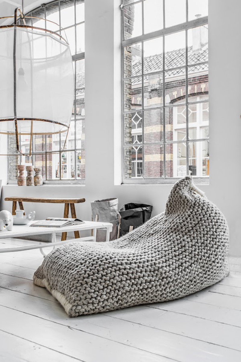 pouf géant en tricot dans le salon chic rustique en blanc pur pouf-geant-tricot-gris-perle-chine-plancher-peint-blanc-rustique