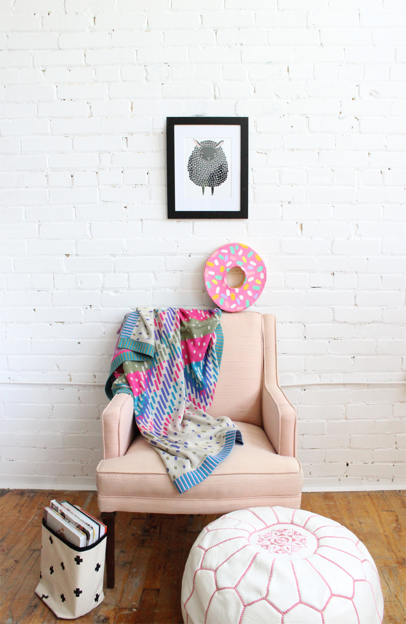 fauteuil rose poudré avec repose-pieds en pouf marocain blanc et décor en brique blanche pouf-marocain-cuir-blanc-rose-repose-pieds-fauteuil-rose-poudre