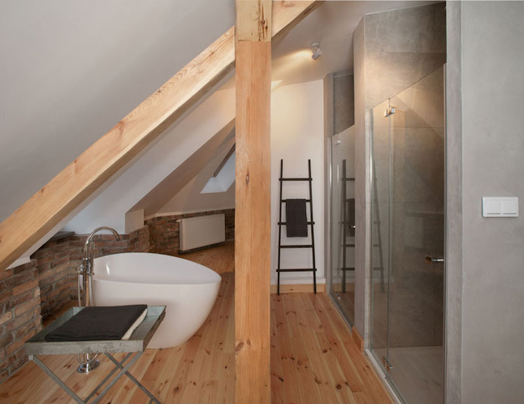 Déco en poutres apparentes et briques exposées dans un loft en pologne Décor Combles Baignoires