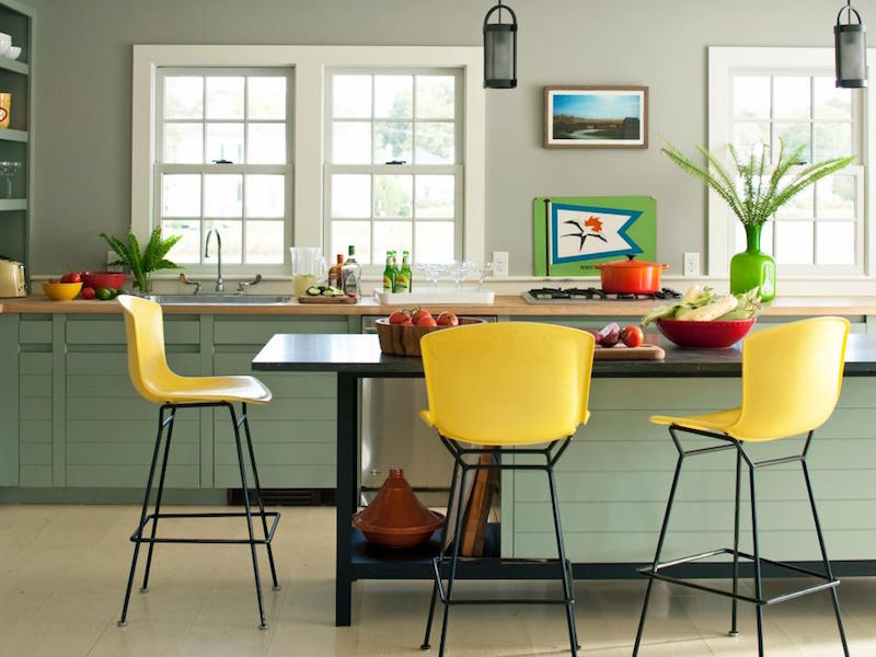 quelle-couleur-cuisine-chic-meubles-vert-celadone-tabourets-hauts-jaunes
