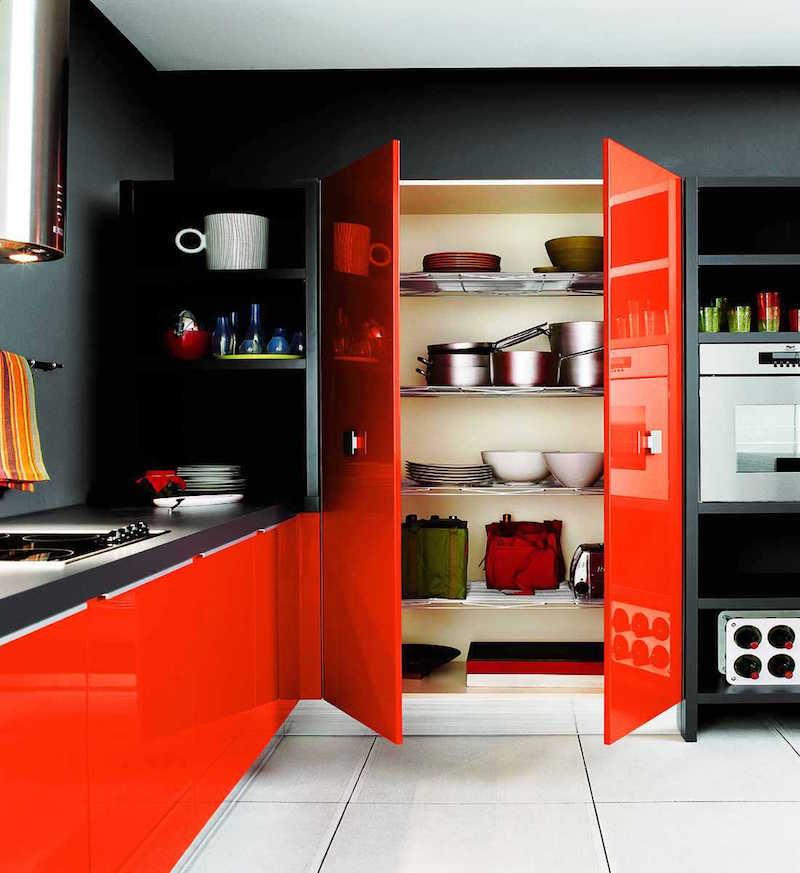 quelle couleur pour une cuisine meubles-rouge-coquelicot-murs-noir-mat