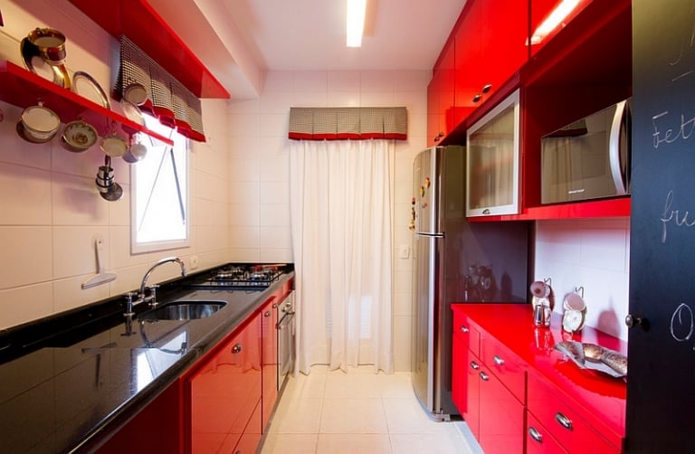 quelle couleur pour une petite cuisine rouge- carrelage-blanc-plan-travail-noir