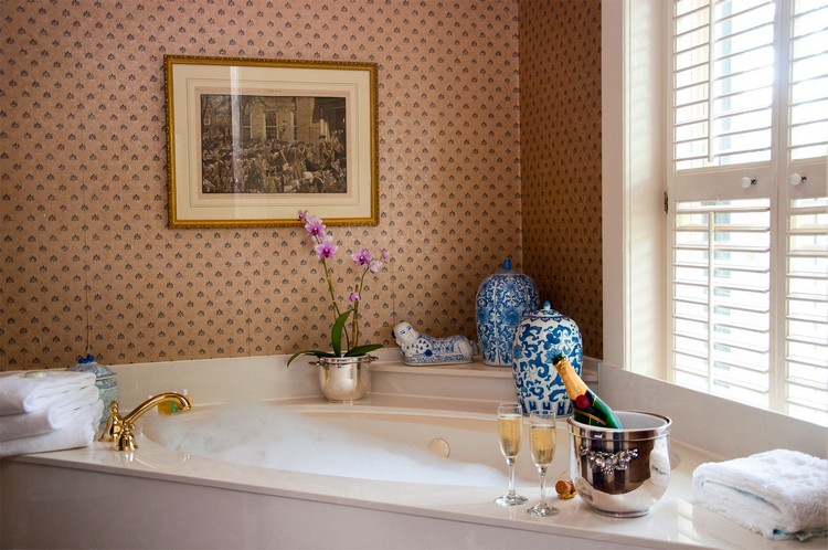 relooker-salle-bain-papier-peint-beige-marron-baignoire-angle