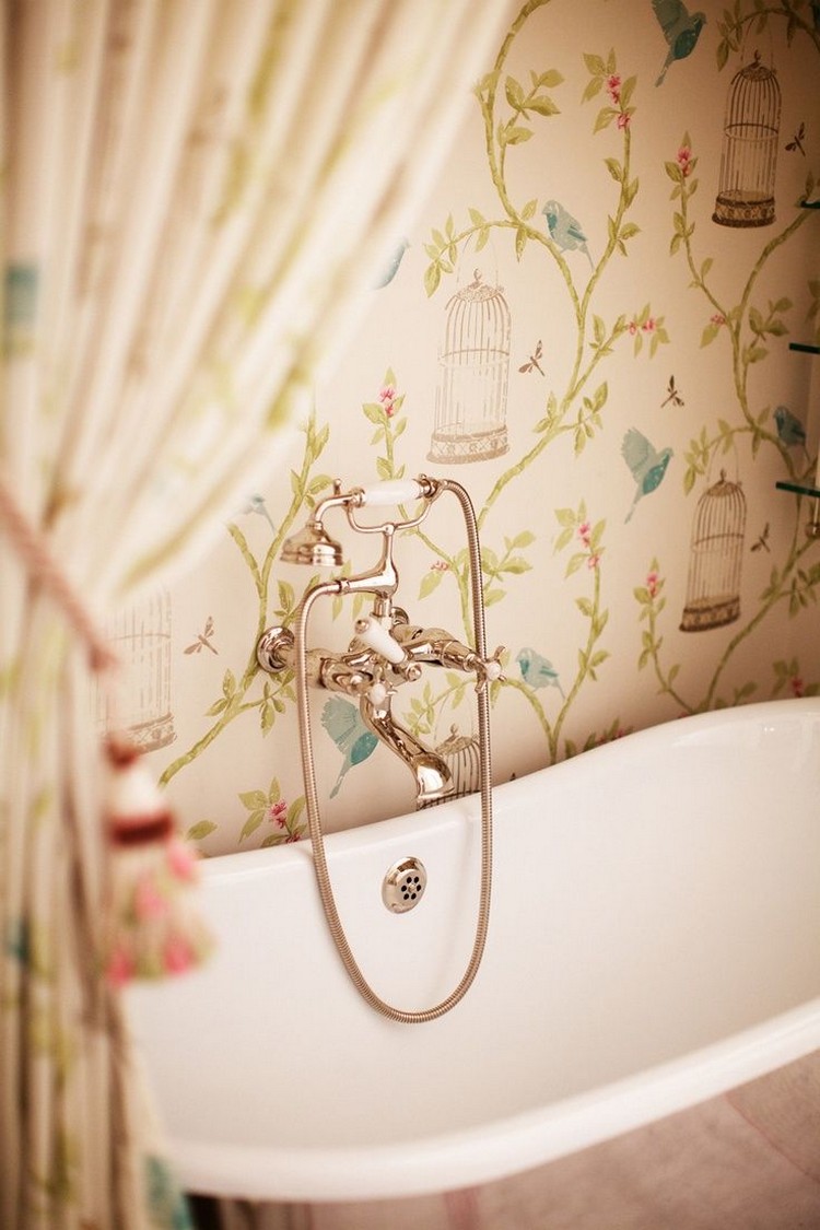 relooker-salle-bain-papier-peint-floraux-rideaux