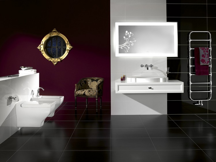 relooker-salle-bain-peinture-pourpre-miroir-rectangualire-carrelage-noir
