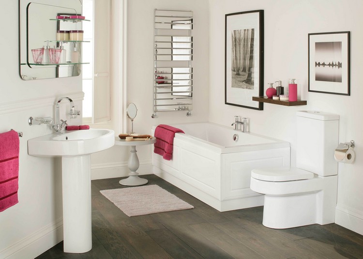 relooker-salle-bain-serviettes-roses-miroirs-tableaux-decoratifs