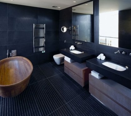 salle de bain noir et bois