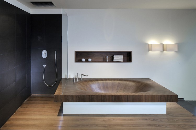 salle de bain noir et bois carrelage-mural-noir-baignoire-bois-sol-appliques-murales