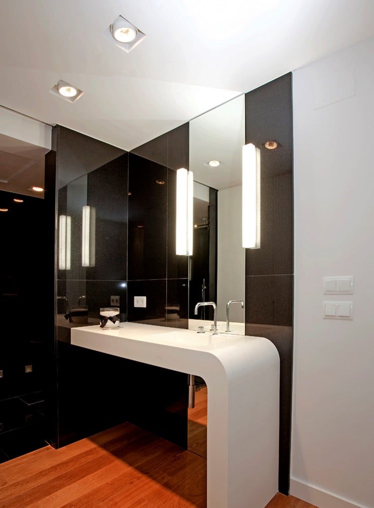 salle-bain-noir-bois-lavabo-design-sol-imitation-bois