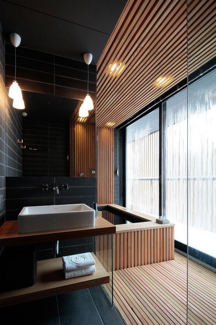 salle-bain-noir-bois-parement-plafond-bois-baignoire