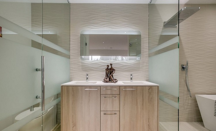 salle-bain-simple-facile-entretien-meuble-rangement-bois-massif-miroirs