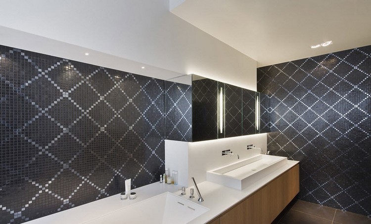 salle-bain-simple-facile-entretien-mosaique-murale-grise-bleue-meuble-sous-lavabo