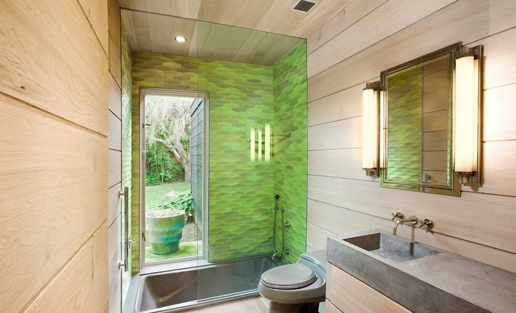 salle-bain-simple-facile-entretien-mosaique-murale-verte-parement-bois
