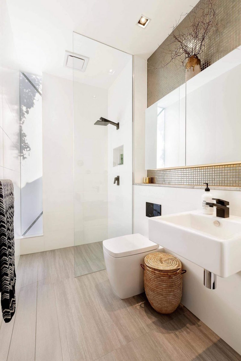 salle-bain-toilettes-douche-italienne-carrelage-effet-bois-mosaique