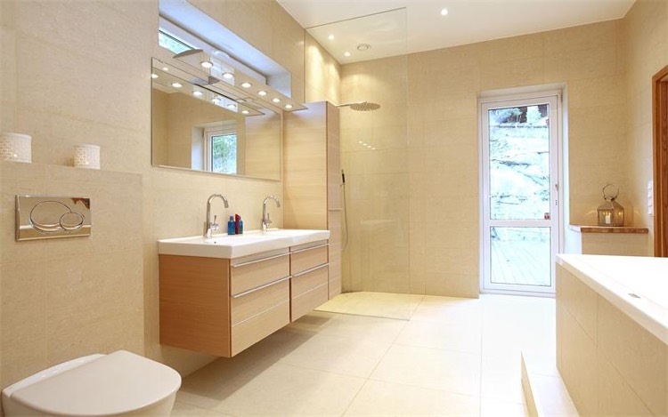 sol-travertin-carrelage-salle-bain-pierre-naturelle-beige-meuble-lavabo-bois-clair