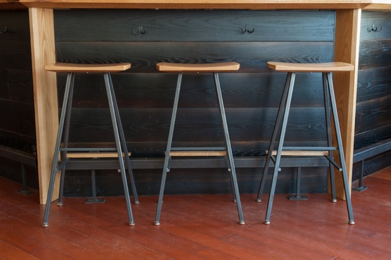 tabouret-bar-industriel-moderne-pieds-metalliques-sieges-bois