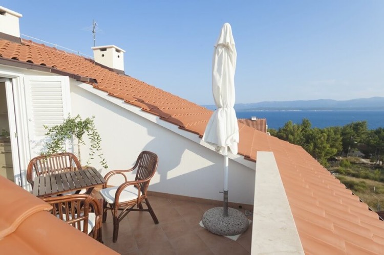terrasse-tropezienne-style-mediterraneen-parasol-salon-jardin-bois