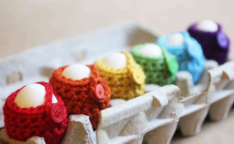 idées originales pour la fête de Pâques - des oeufs avec des pulls au rcochet