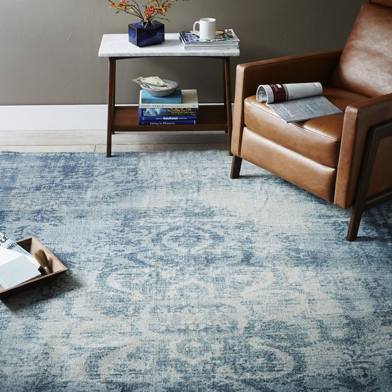 ambiance-salon-chic-tapis-laine-bleu-effet-use-vieilli-motifs-damas