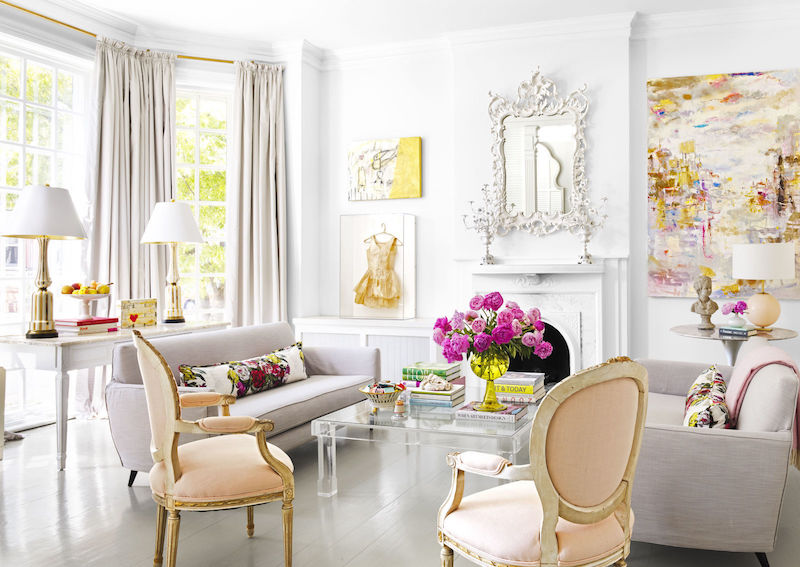 ambiance-salon-sophistique-blanc-chaises-medaillon-touches-jaunes