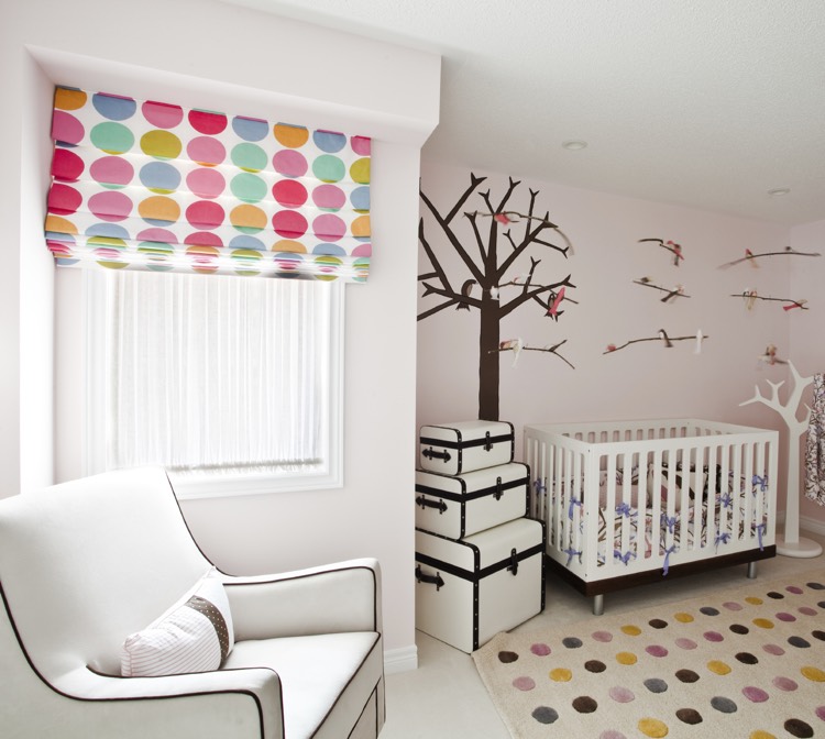 amenagement chambre bebe feng shui-stickers-mobiles-bebe-store-pois-multicolores