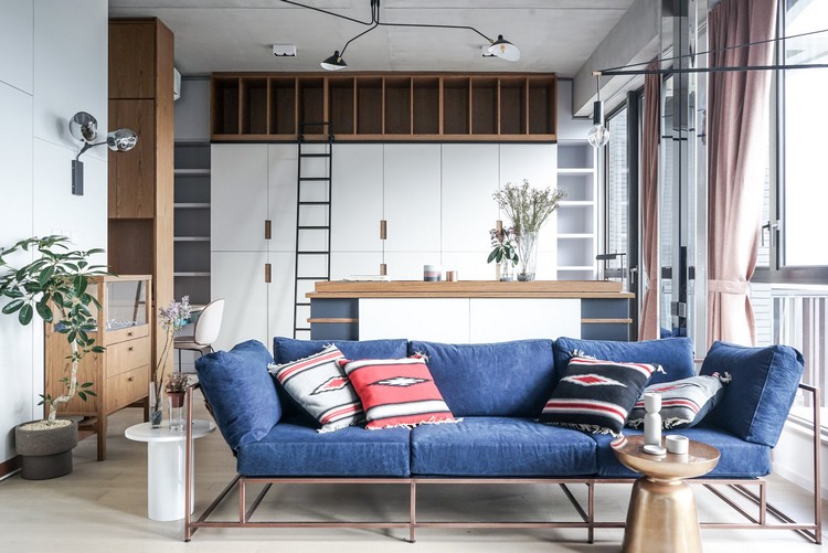 aménagement petit appartement ambiance-bois-canape-droit-coussins-decoratifs