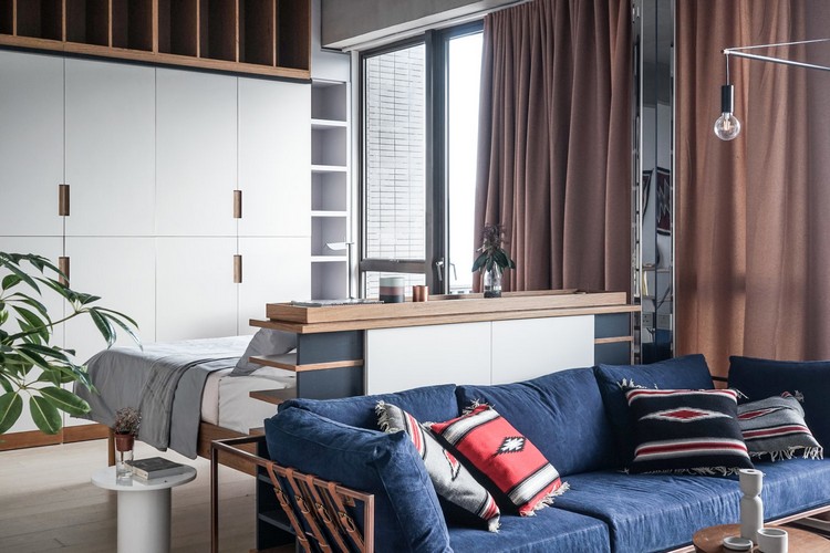 aménagement petit appartement canape-bois-coussins-bleus-meubles-ouverture-cachee