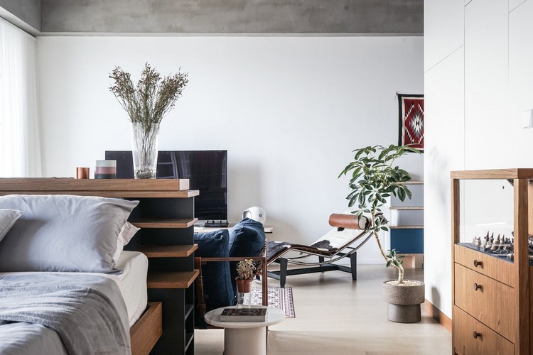 amenagement-petit-appartement-meubles-bois-lit-plafond-beton