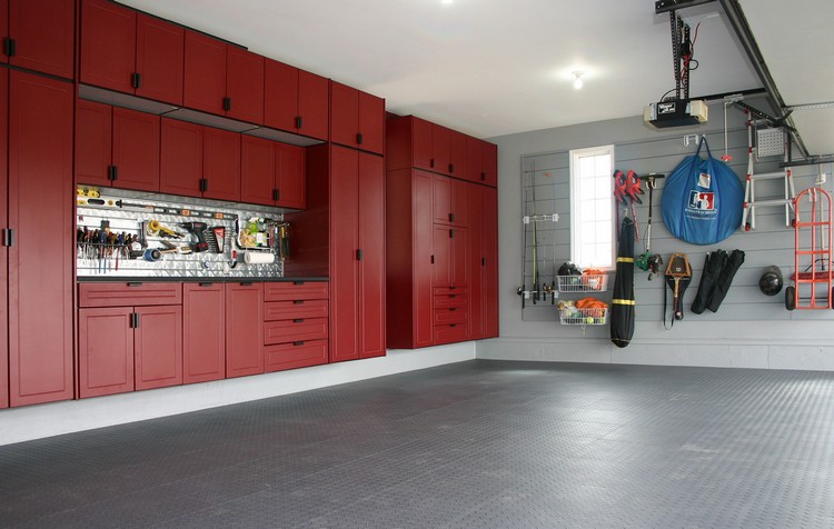 amenager-garage-idees-style-moderne-meubles-rouges-sol-gris