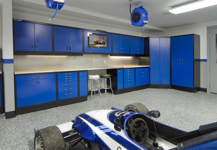 amenager-garage-meubles-bleu-cobalt-sol-gris-eclairage-tamise