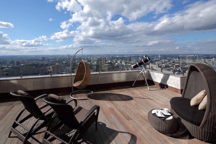 amenager-terrasse-appartement-design-minimaliste-fauteuils-oeufs