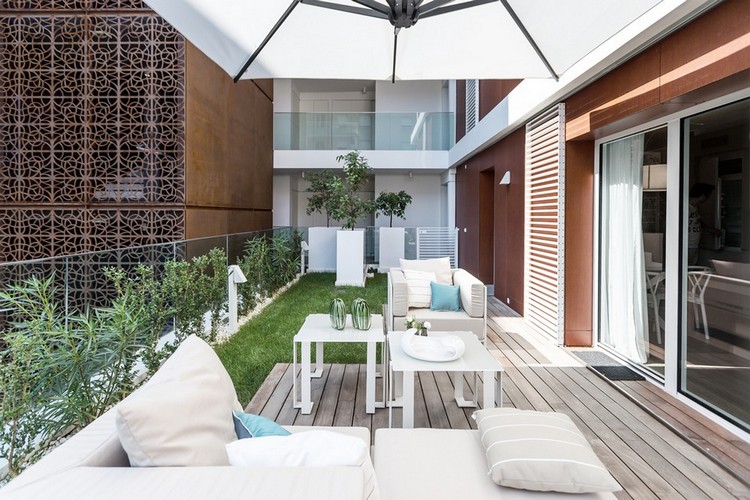 amenager-terrasse-appartement-parasol-canape-angle-meubles-blanc