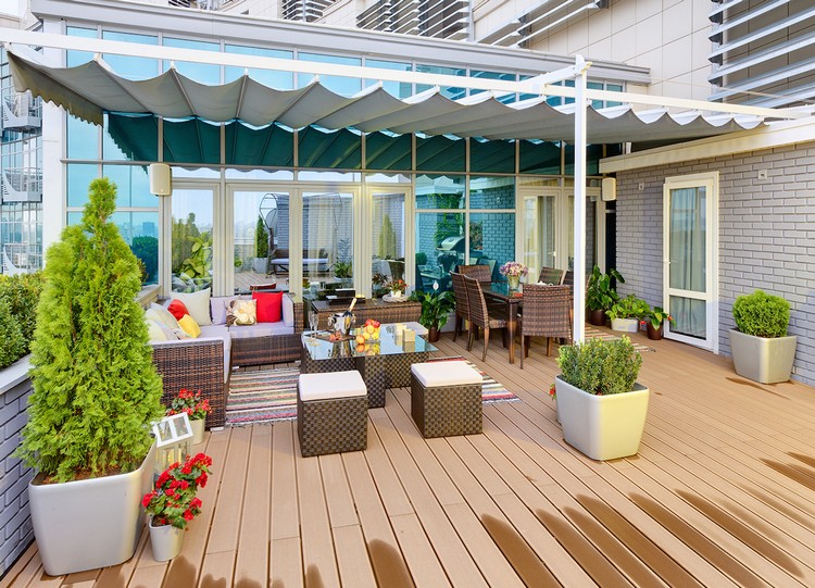 amenager-terrasse-appartement-plantes-pot-auvent-meubles-rotin