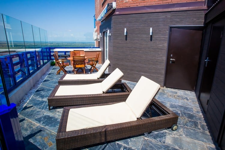 amenager-terrasse-appartement-revetement-sol-pierre-grise-bains-soleil