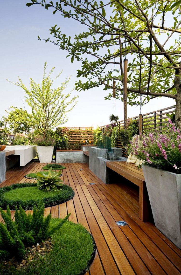 amenager-terrasse-appartement-sol-bois-tapis-verts-pots-blanc