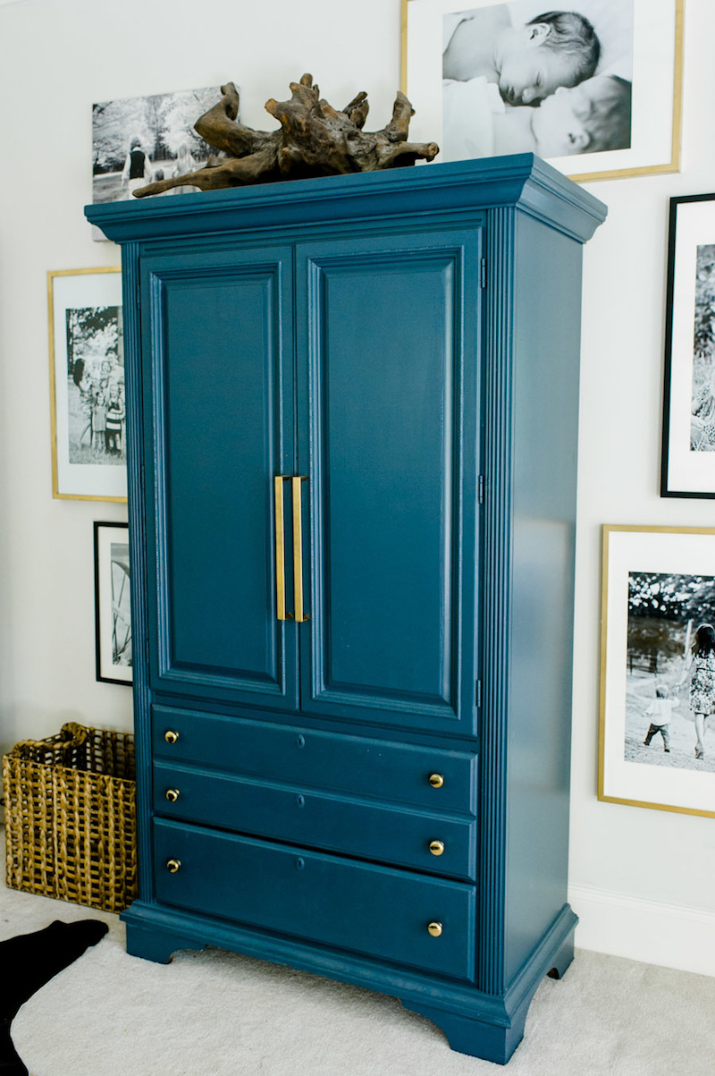 armoire-bleu-canard-poignees-finition-laiton-chambre-adulte-blanche