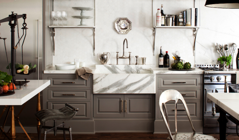armoires-cuisine-couleur-taupe-associees-plans-travail-evier-marbre-blanc