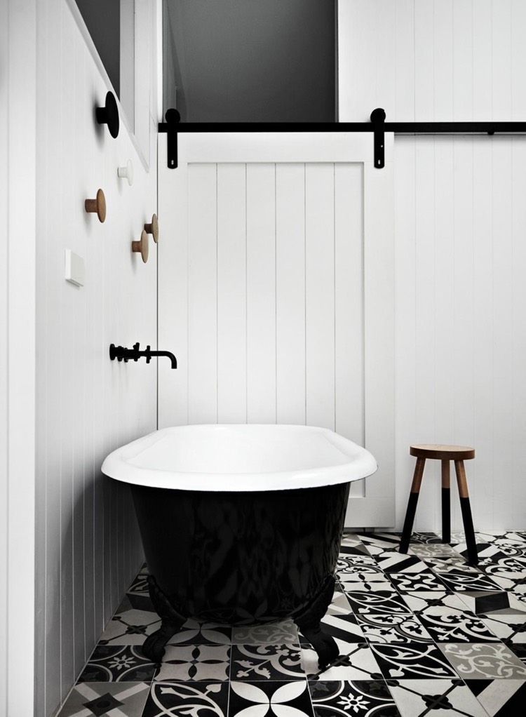 baignoire-ilot-noire-carreaux-ciment-noir-blanc-porte-grange-blanche-moderne