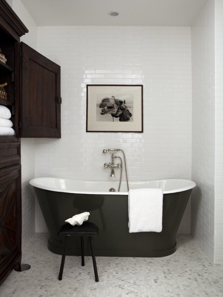 Baignoire îlot noire – un investissement dans l'originalité et ... Décor Baignoires Rangement