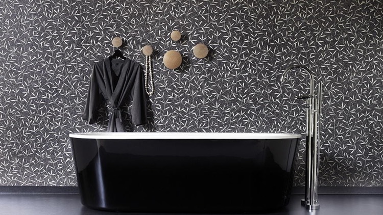 baignoire-ilot-noire-ovale-papier-peint-motif-organique