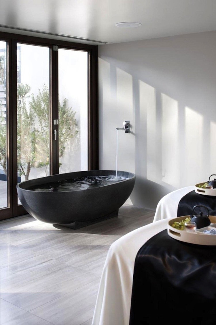 baignoire-ilot-noire-ovale-robinet-fixation-murale-chambre-coucher