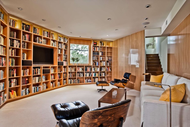 bibliotheque-moderne-bois-massif-televiseur-fauteuil-relax-bois-cuir
