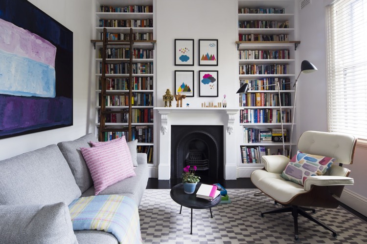 bibliotheque-moderne-double-cheminee-noir-blanc-canape-gris-fauteuil-relax-design