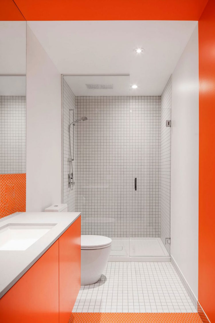 carrelage-salle-bain-blanc-peinture-orange-fluo