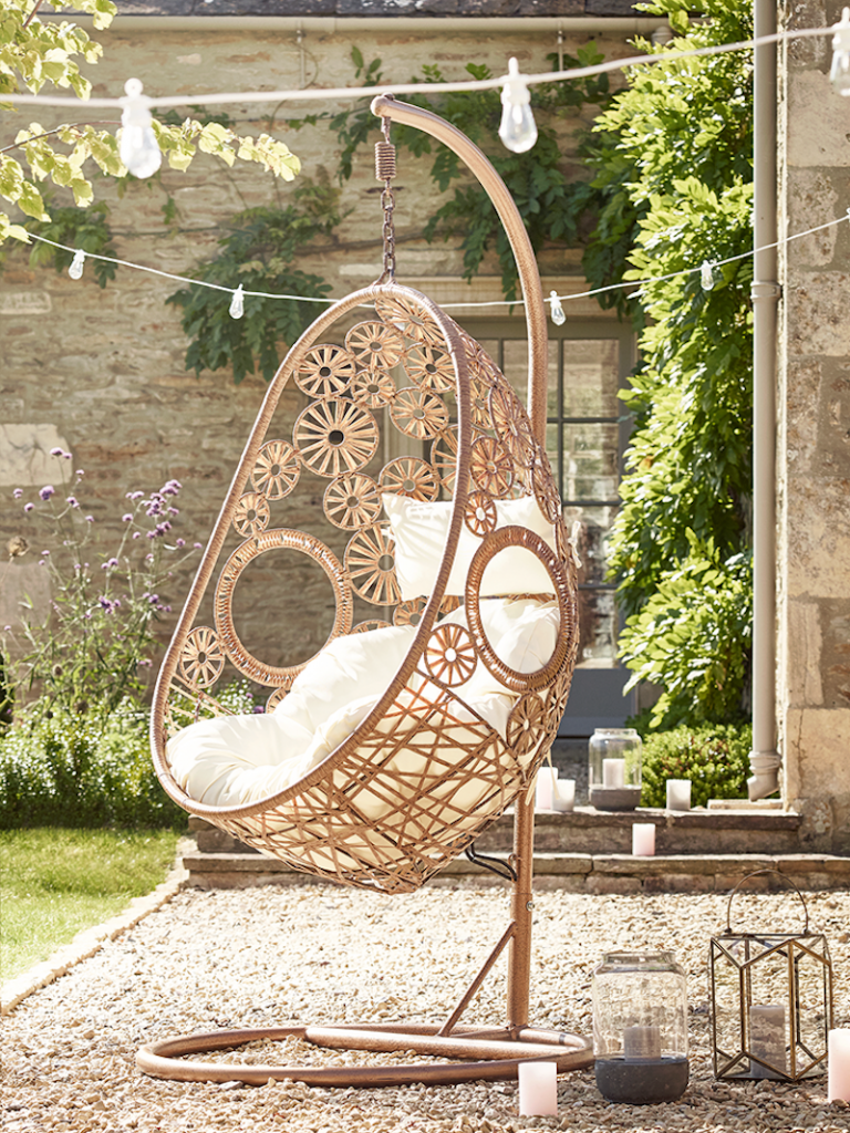 chaise-suspendue-egg-tressee-ornements-patio-jardin-espace-exterieur