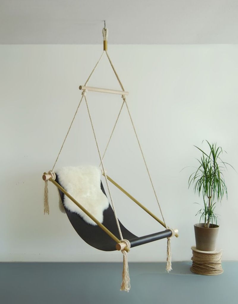 chaise-suspendue-corde-type-hamac-cadre-bois-assise-tissu-noir