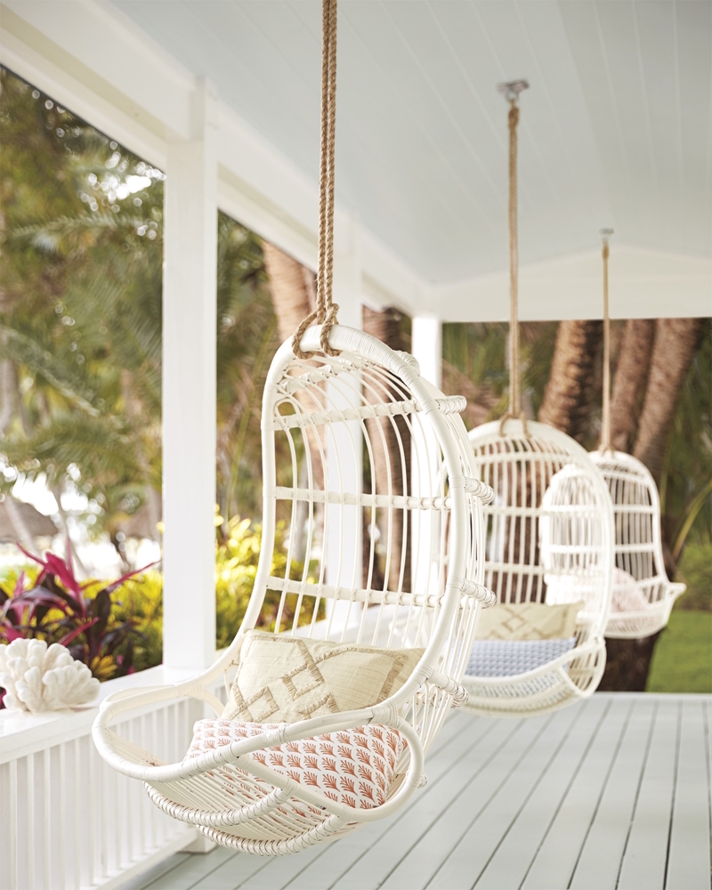 chaise-suspendue-exterieure-rotin-blanc-terrasse-couverte-porche