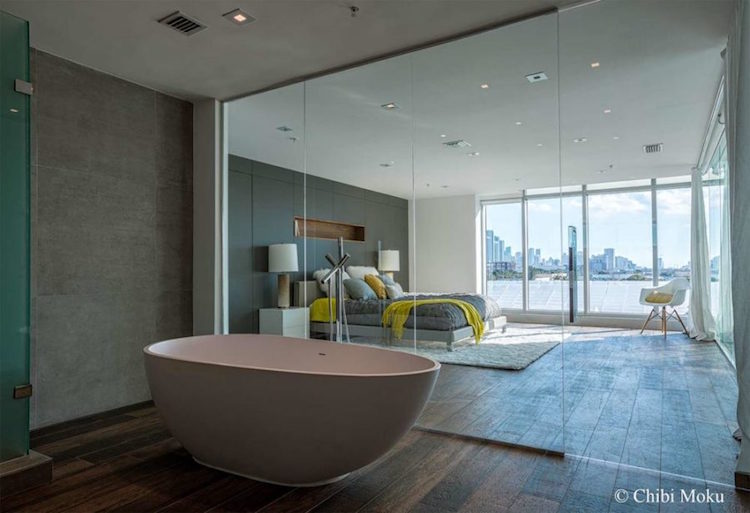 chambre-avec-salle-de-bain-baignoire-ilot-cloison-vitree-coulissante-mila-design